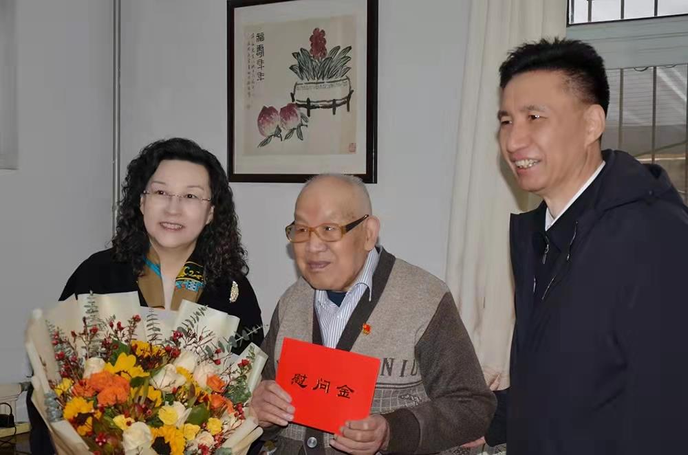 济南爱游戏网页版_爱游戏aiyouxi（中国）
党委副书记、总经理黄蓓走访慰问离休老干部、老党员